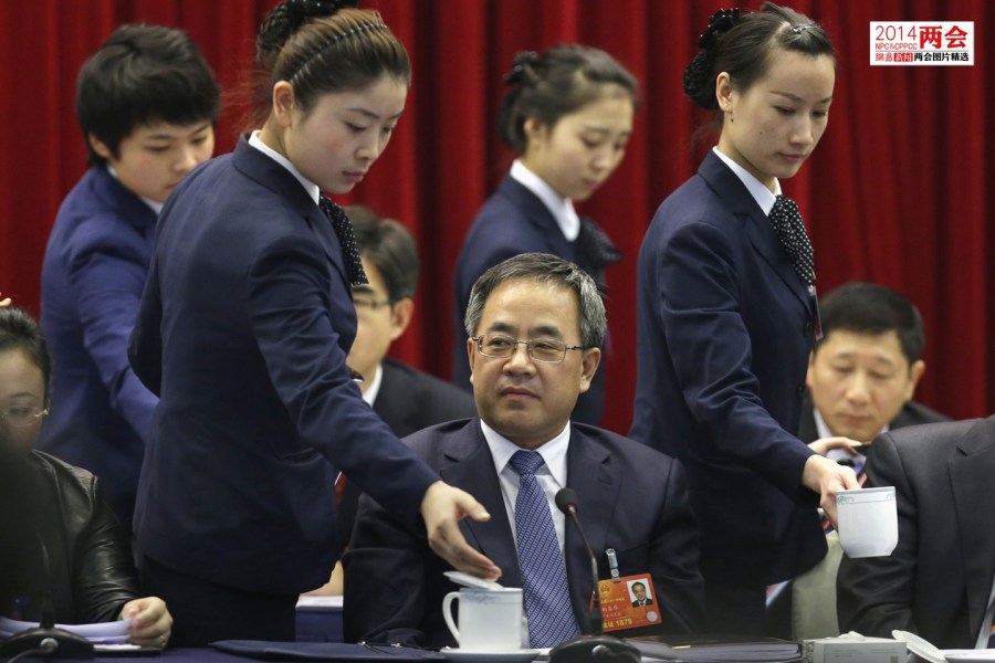 政协会议服务升级 主席台增设男服务生倒水，体现会议细节优化